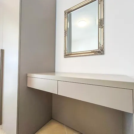 Two Bedrooms, Location 972 宾馆