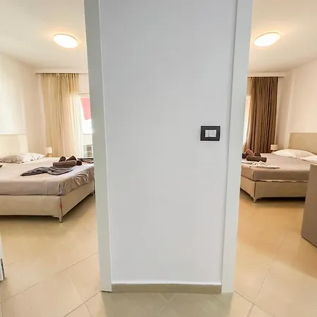 Two Bedrooms, Location 972 Мини-отель